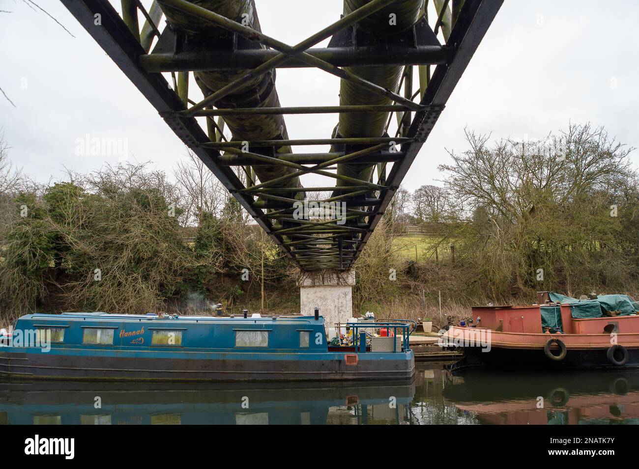 Maple Cross, Hertfordshire, Großbritannien. 12. Februar 2023. Riesige Rohrleitungen über dem Canal Grande führen in die Kläranlage. im inews wurde diese Woche berichtet, dass HS2 Ltd, die Regierung, das Unternehmen unterstützt, das für den Bau der neuen Hochgeschwindigkeits-2-Eisenbahn verantwortlich ist. Haben eine Vereinbarung mit Thames Water unterzeichnet, wonach HS2 Abwasser und anderes „kontaminiertes“ Wasser an die Kläranlage der Maple Lodge (abgebildet) in Rickmansworth, Hertfordshire, die an Maple Cross grenzt, leiten kann. Das Abkommen ermöglicht es HS2, sowohl menschliche Abfälle als auch „kontaminiertes“ Wasser aus dem nahegelegenen Bau zu entsenden Stockfoto