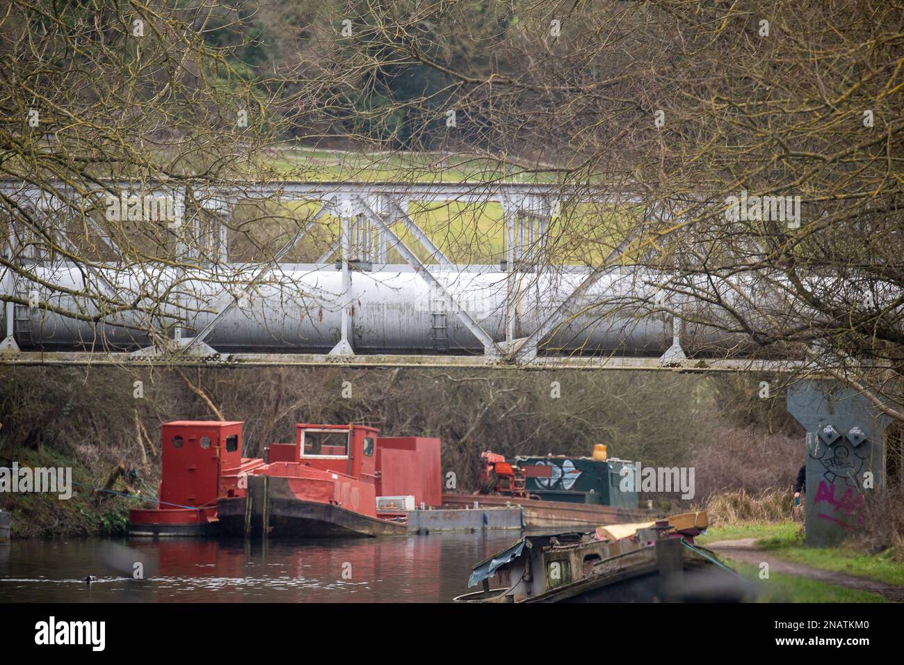 Maple Cross, Hertfordshire, Großbritannien. 12. Februar 2023. Riesige Rohrleitungen über dem Canal Grande führen in die Kläranlage. im inews wurde diese Woche berichtet, dass HS2 Ltd, die Regierung, das Unternehmen unterstützt, das für den Bau der neuen Hochgeschwindigkeits-2-Eisenbahn verantwortlich ist. Haben eine Vereinbarung mit Thames Water unterzeichnet, wonach HS2 Abwasser und anderes „kontaminiertes“ Wasser an die Kläranlage der Maple Lodge (abgebildet) in Rickmansworth, Hertfordshire, die an Maple Cross grenzt, leiten kann. Das Abkommen ermöglicht es HS2, sowohl menschliche Abfälle als auch „kontaminiertes“ Wasser aus dem nahegelegenen Bau zu entsenden Stockfoto