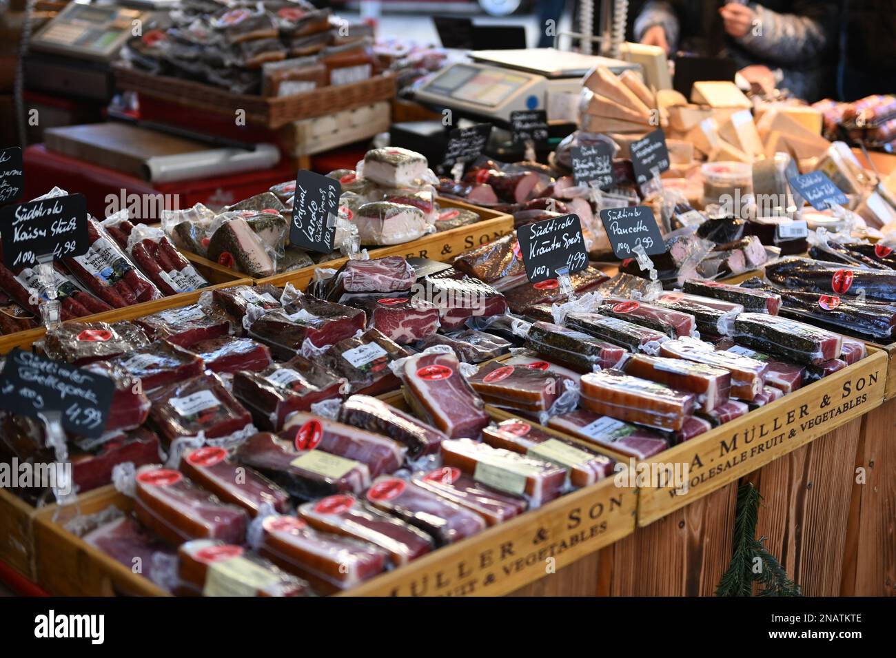 Südtirolianischer Schinken zum Verkauf am Marktstand in Deutschland/Südtiroler Speck am Marktstand Stockfoto