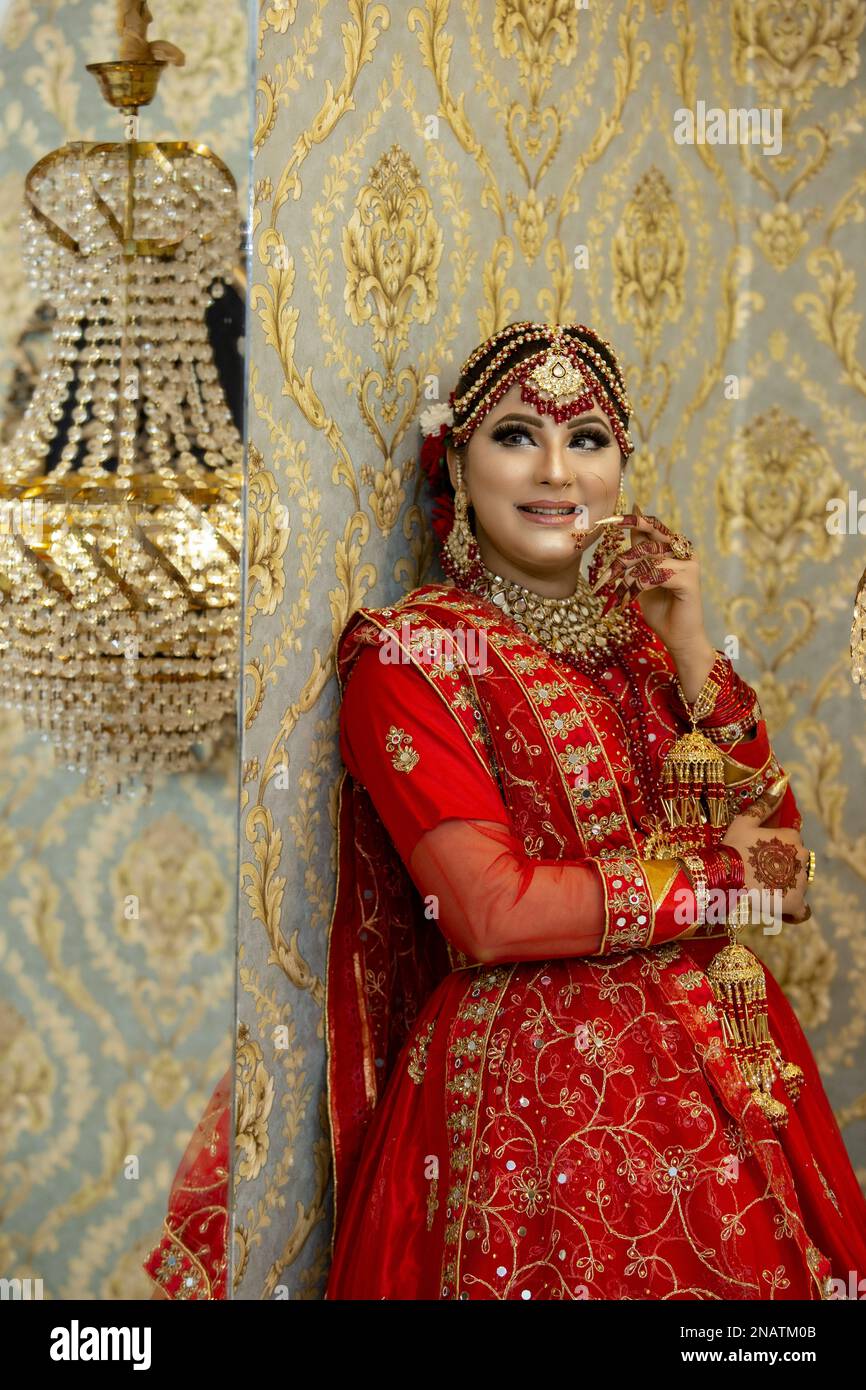 Indische und pakistanische Braut in traditioneller Hochzeitskleidung Stockfoto