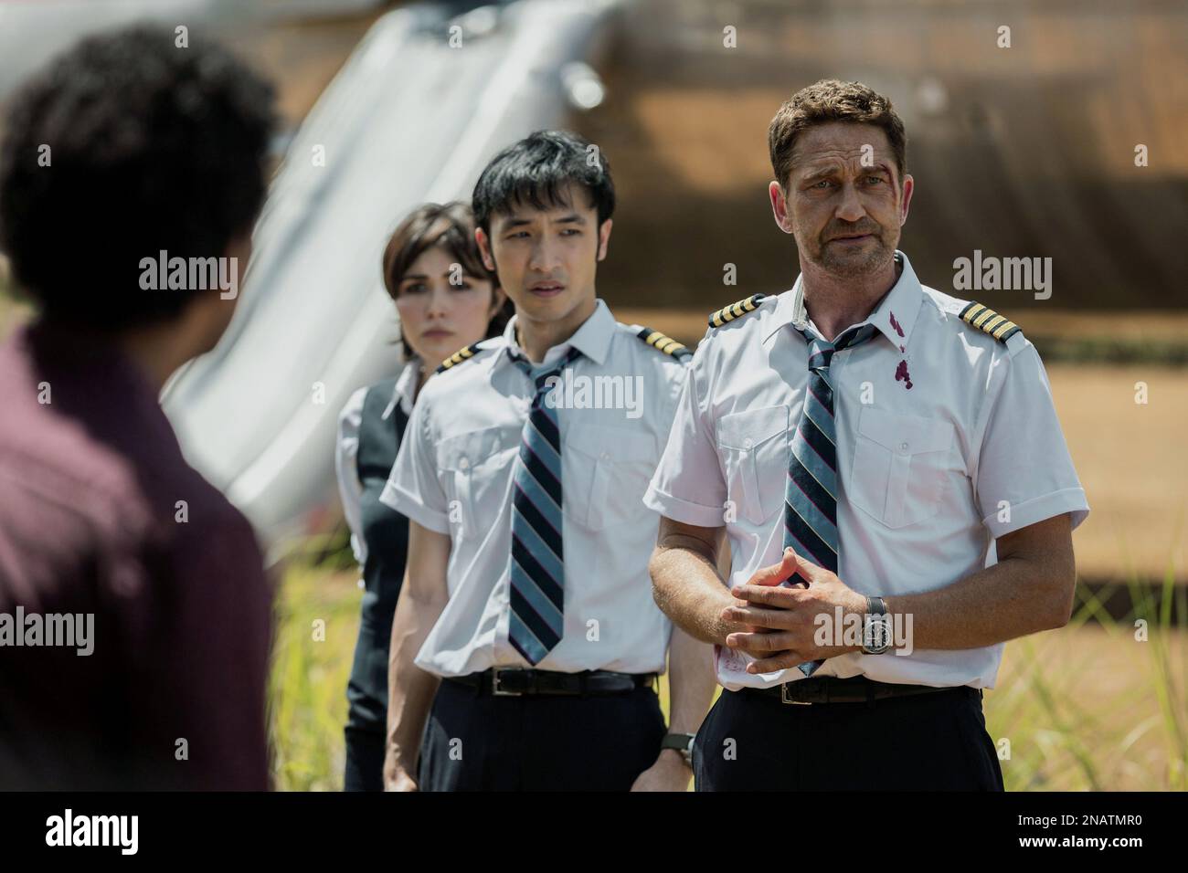 Flugzeug 2023 Daniella Pineda & Yoson An, Gerard Butler Stockfoto