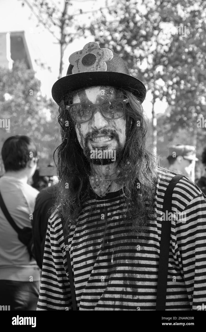 PARIS, FRANKREICH - 3. OKTOBER 2015: Junger Mann im Kostüm eines Zombie-Clowns, der an der Zombie-Parade am Place de la Republique teilnimmt. Zombie Walk ist ein Jahr Stockfoto