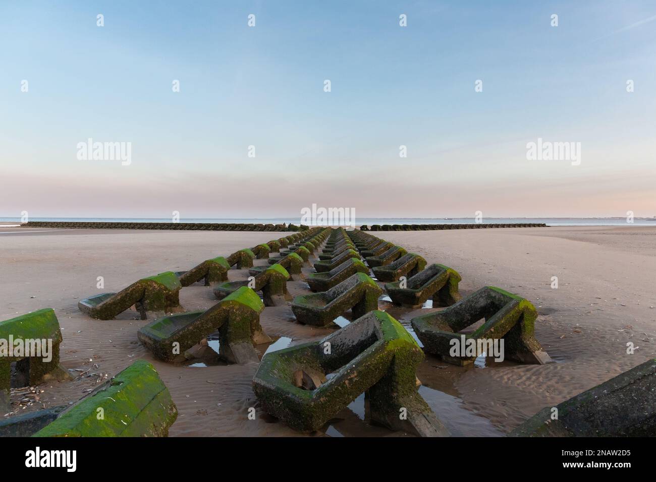 Wallasey, Vereinigtes Königreich: Küstenschutzgebiete, die sich bis zur See an der Nordwirral-Küste erstrecken. Stockfoto