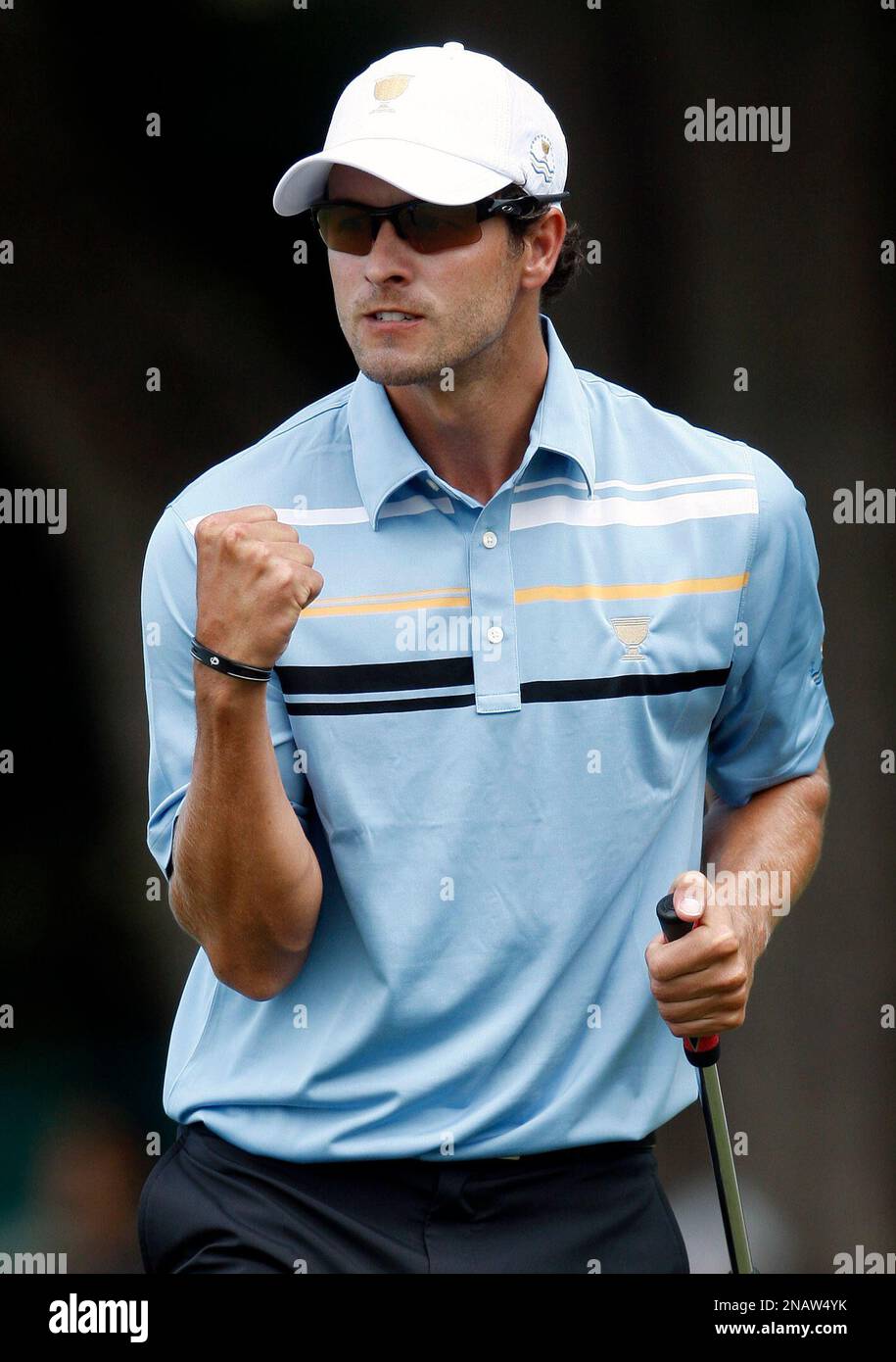 International team's Adam Scott of Australia reacts after sinking a putt on the 11th green during the Presidents Cup golf tournament at Royal Melbourne Golf Course in Melbourne, Australia, Thursday, Nov. 17, 2011. (AP Photo/David Callow) Stockfoto