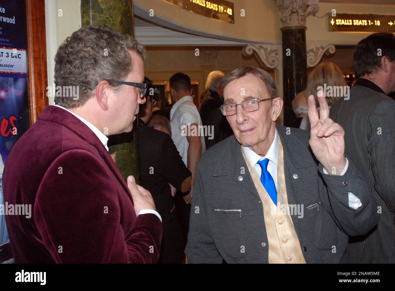 Englischer Schauspieler und Jazzmusiker Peter Miles, der das Friedenszeichen in die Kamera gibt. Der Impressionist Jon Culshaw, links. Miles spielte Nyder in Doctor Who Stockfoto