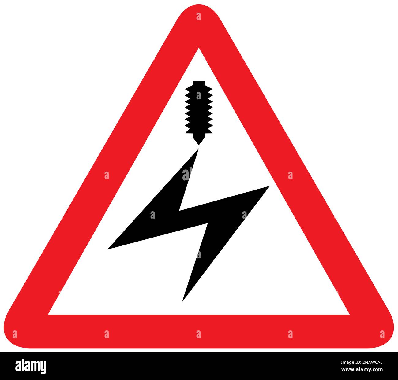 Elektrisiertes Überlandkabel vor britischem Straßenschild Stockfoto