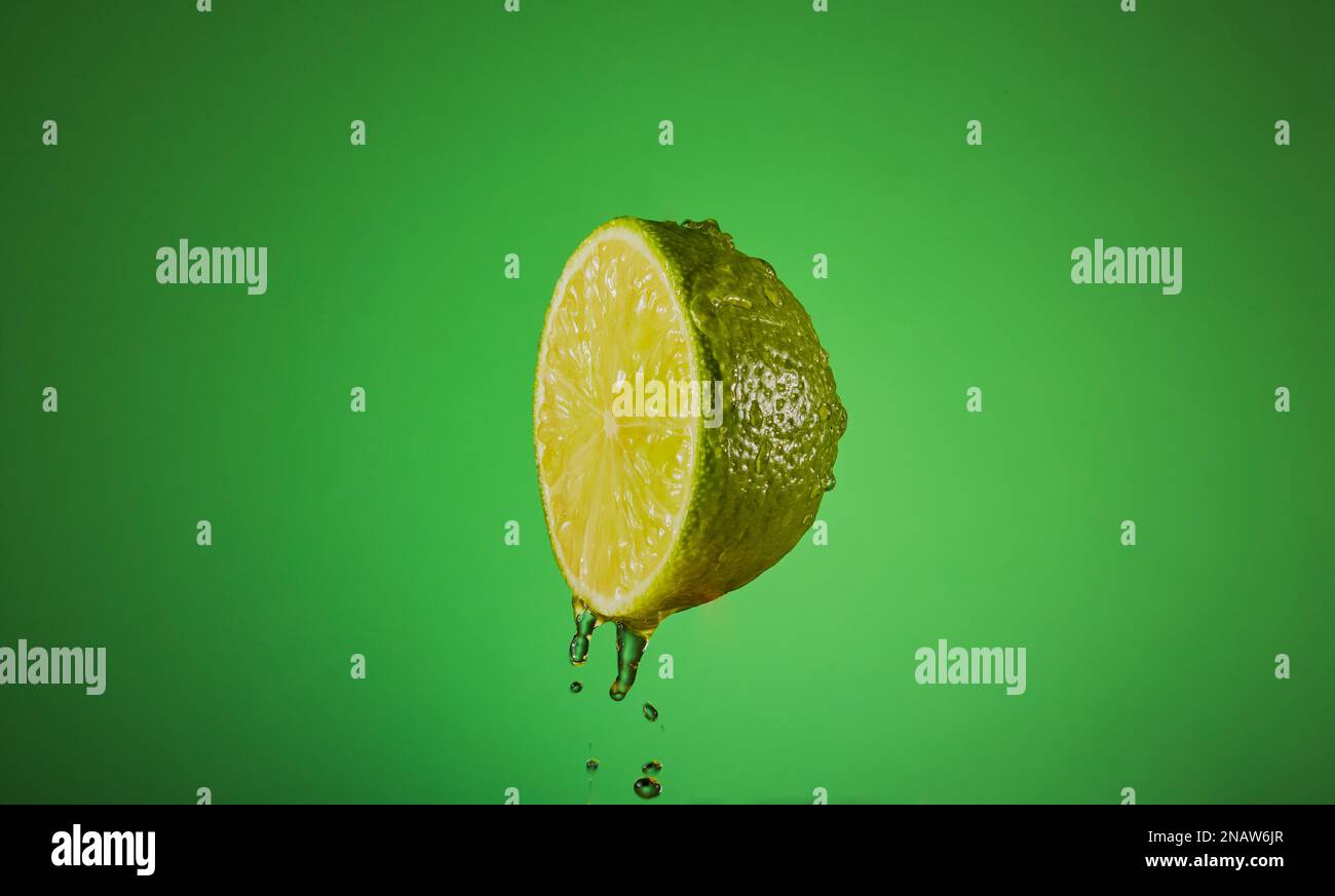 Kalksegment auf grünem Hintergrund isoliert. Stockfoto