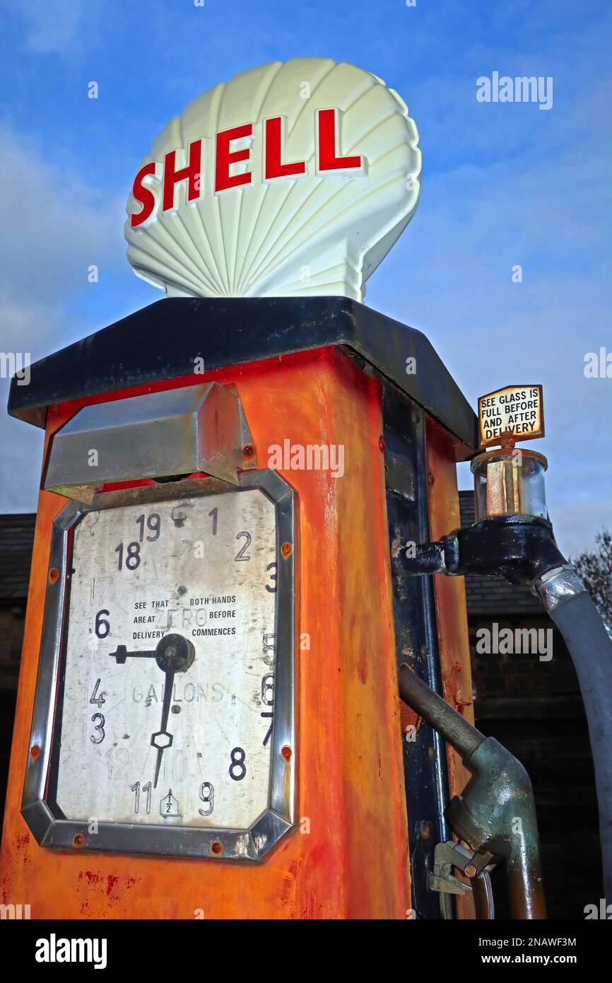Orange Shell historische Zapfsäule, Abgabe in britischen Gallonen Stockfoto