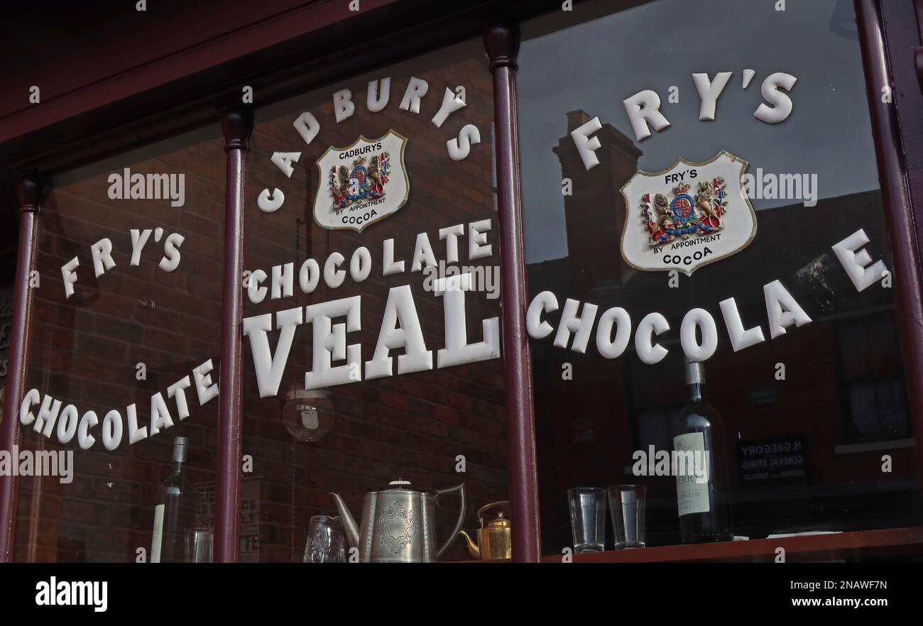 Konditoreien und Schokoladenladen, Frys, Cadburys, Schokoladenkalb, gestrichen auf Schaufenstern - 1930er, West Midlands, Großbritannien Stockfoto