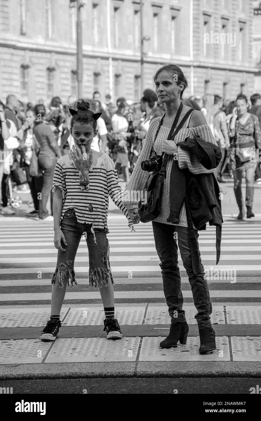 PARIS, FRANKREICH - 3. OKTOBER 2015: Unidentifiziertes Zombie-Mädchen mit ihrer Mutter, die an der Zombie-Parade am Place de la Republique teilnimmt. Zombie Walk ist ein Stockfoto