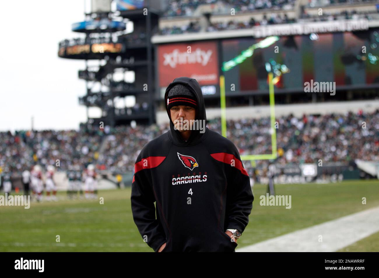 Arizona Cardinals' Kevin Kolb walks the sideline in the second half of an NFL football game against the Philadelphia Eagles, Sunday, Nov. 13, 2011, in Philadelphia. (AP Photo/Mel Evans) Stockfoto