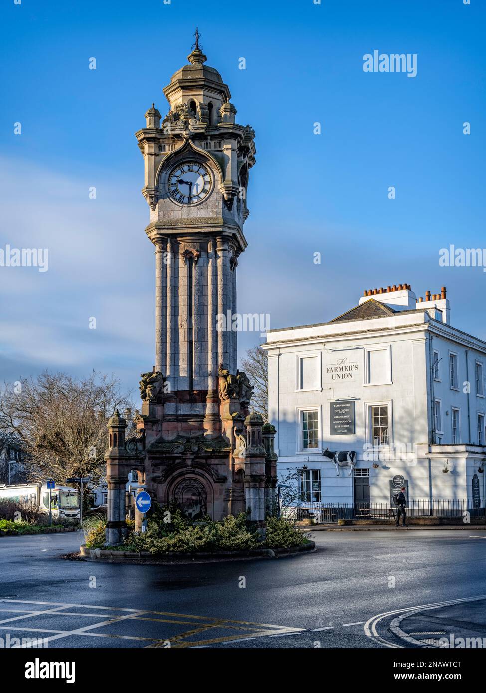 Miles' Clocktower (1897) ist ein bekanntes Wahrzeichen am Ende der Queen Street in Exeter, Devon, Großbritannien. Stockfoto