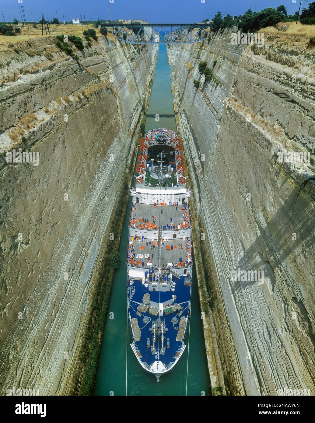 KREUZFAHRT SCHIFF KANAL VON KORINTH ISTHMUS VON KORINTH PELOPONNES GRIECHENLAND Stockfoto