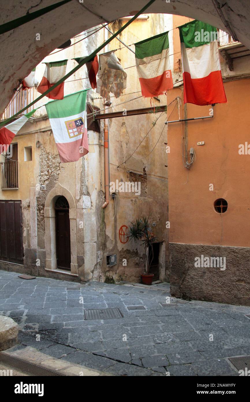 Gaeta, Italien. Italienische Flaggen, die in einer Gasse in der Altstadt hängen. Stockfoto