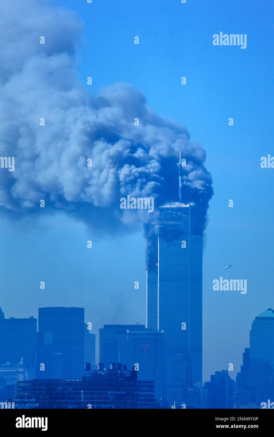 2001 HISTORISCHER SEPTEMBER 11 WORLD TRADE CENTER GREIFT NEW YORK CITY USA 9,15 UHR BEIDE TÜRME STEHEN IN FLAMMEN Stockfoto