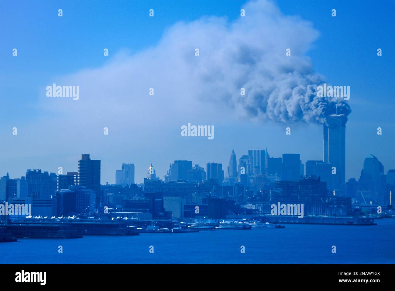 2001 HISTORISCHER SEPTEMBER 11 WORLD TRADE CENTER GREIFT NEW YORK CITY USA 9,15 UHR BEIDE TÜRME STEHEN IN FLAMMEN Stockfoto