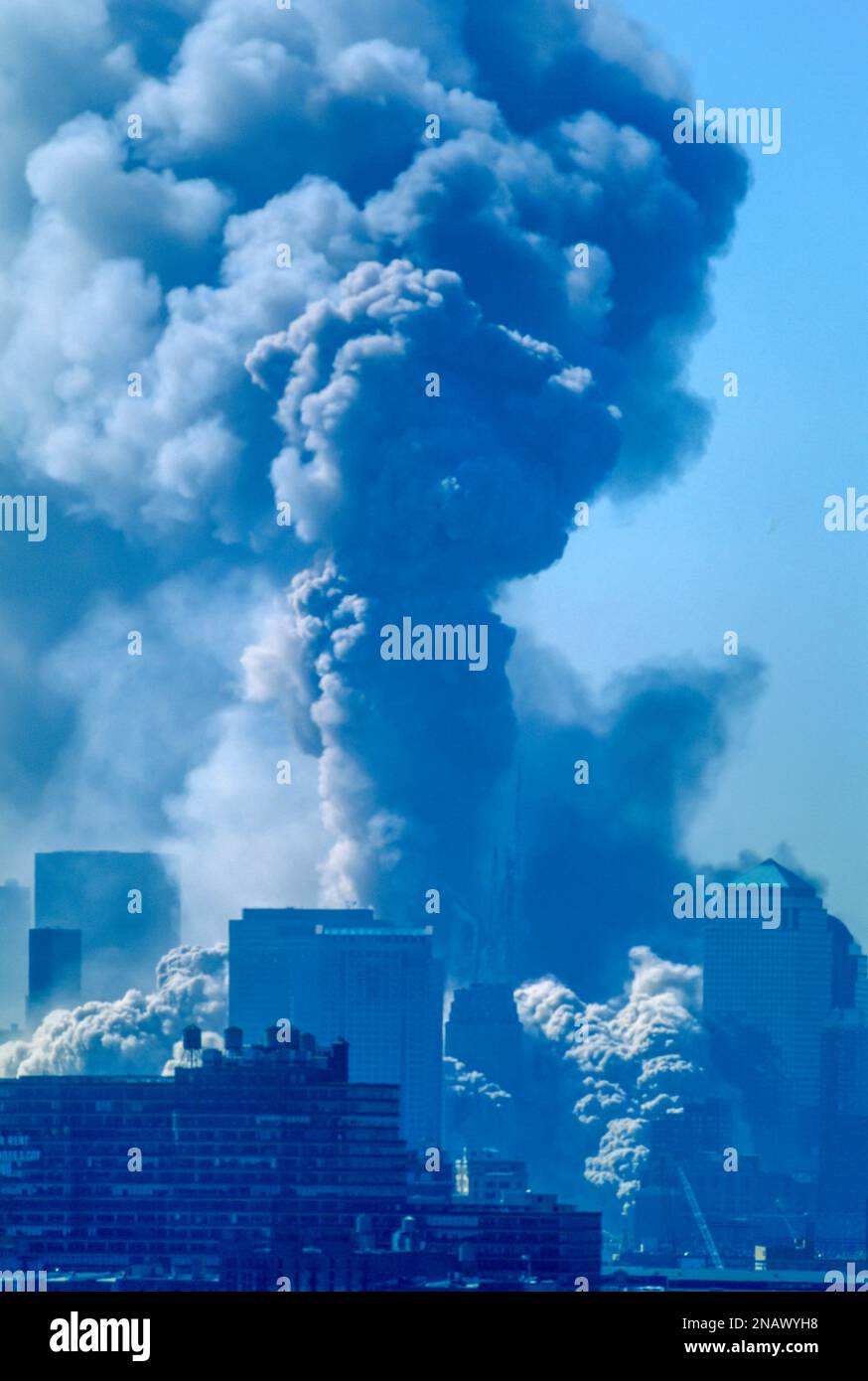 2001 HISTORISCHER SEPTEMBER 11 WORLD TRADE CENTER ANGRIFF NEW YORK CITY USA NORTH TOWER EINSTÜRZEN UM 10,28 UHR Stockfoto