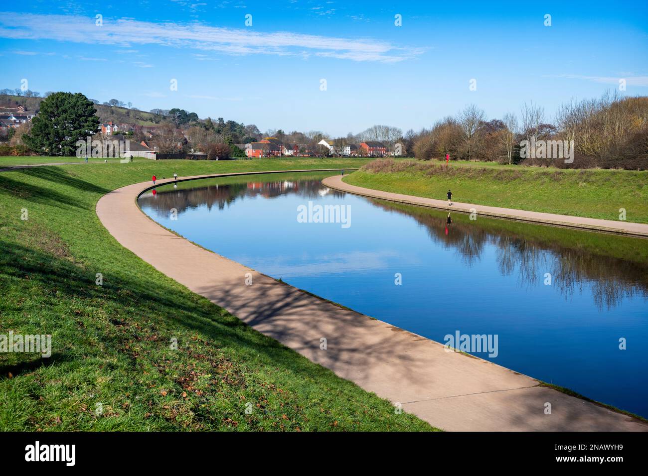 Ein Blick nach Norden entlang des Flussprogramms EXE an einem sonnigen Wintertag in Exwick, Exeter, Devon, Großbritannien. Stockfoto