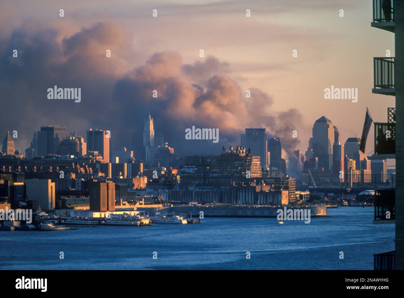 2001 HISTORISCHER SEPTEMBER 11 WORLD TRADE CENTER GREIFT NEW YORK CITY USA 7,00 UHR RAUCH VOM EINSTURZ AN Stockfoto
