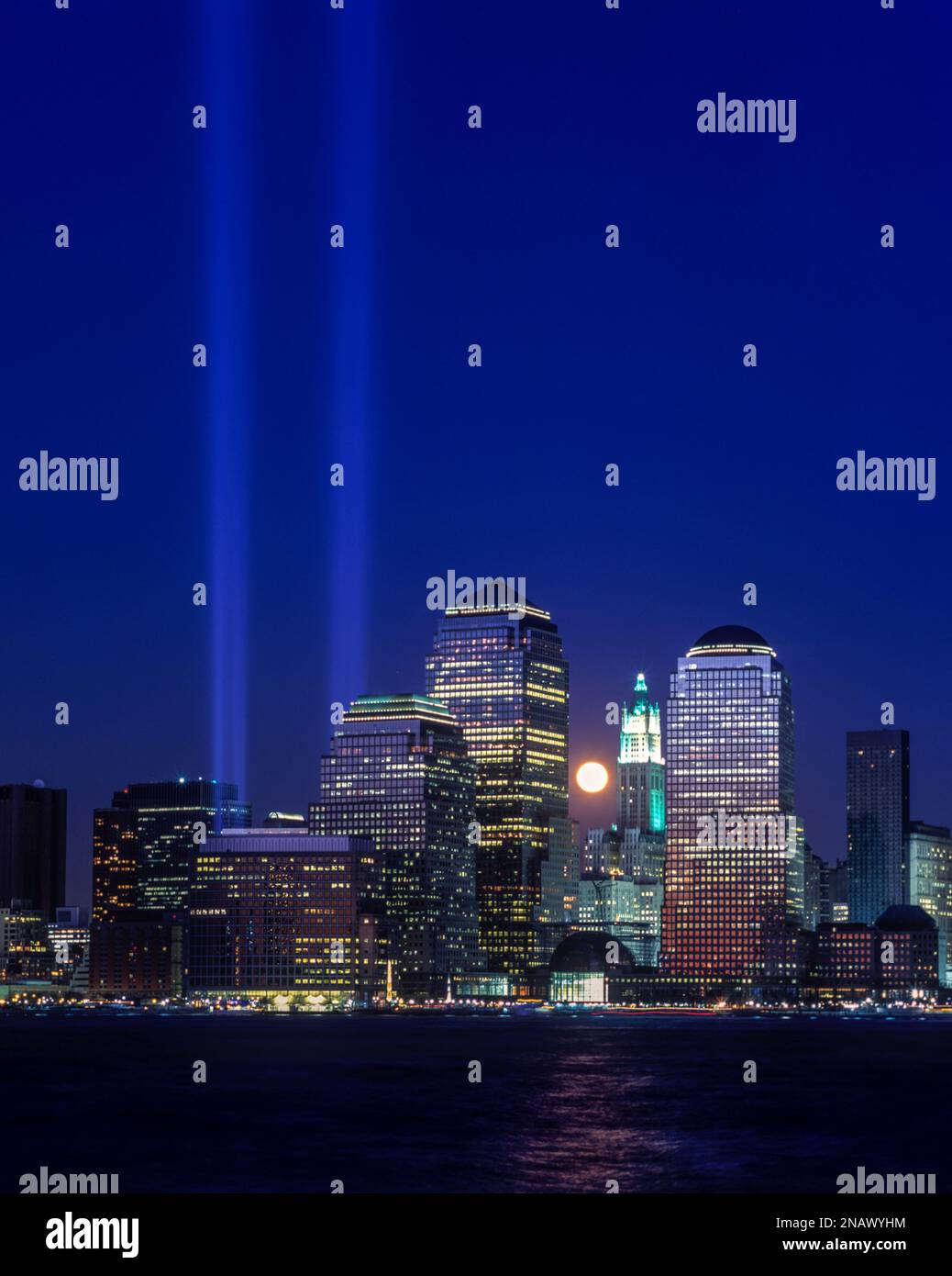 2002 HISTORISCHER ERSTER SEPTEMBER 11 WORLD TRADE CENTER TWIN TOWERS LIGHT MEMORIAL DOWNTOWN HUDSON RIVER MANHATTAN NEW YORK CITY USA Stockfoto