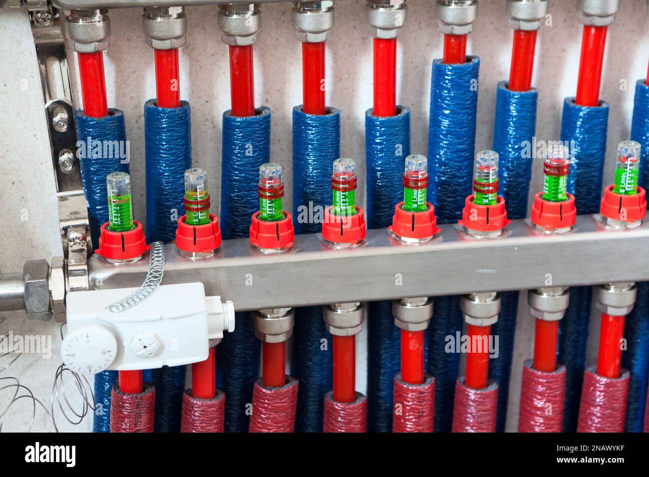 Versorgungs- und Rücklaufkreise an den Sammlern eines Warmwasserbodens, Anzeigen für den Kühlmitteldurchfluss Stockfoto