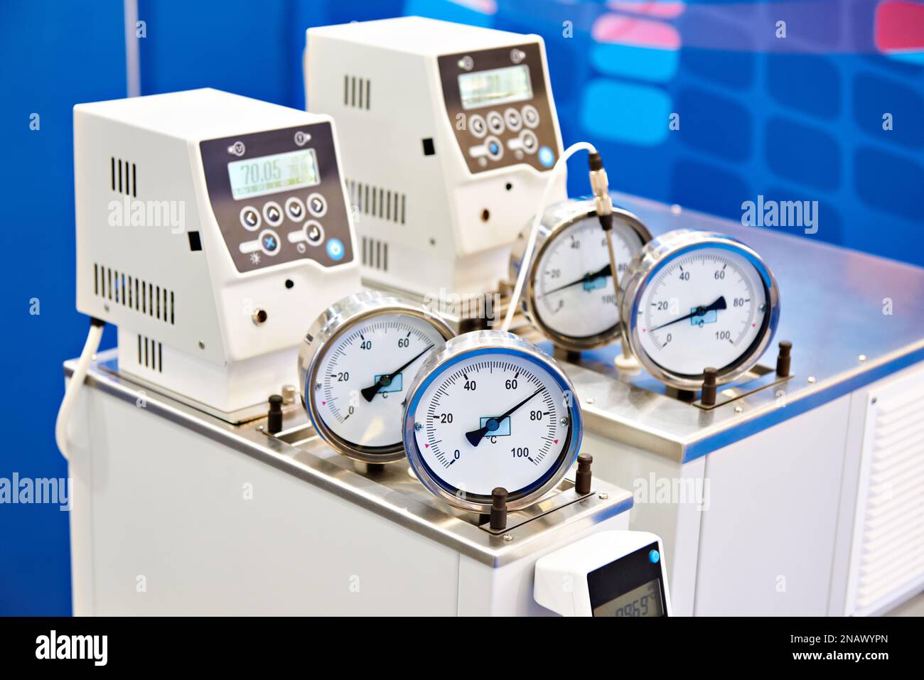 Digitale und analoge Anzeige der Temperatur in der Chemie Stockfoto