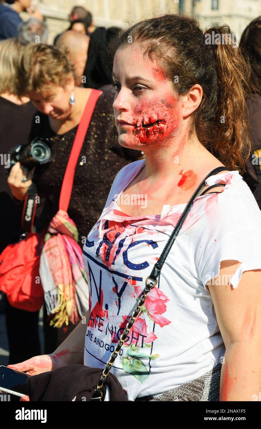 PARIS, FRANKREICH - 3. OKTOBER 2015: Zombie-Mädchen nimmt an der Zombie-Parade am Place de la Republique Teil. Der Zombie Walk ist eine jährliche Veranstaltung in Paris. Stockfoto