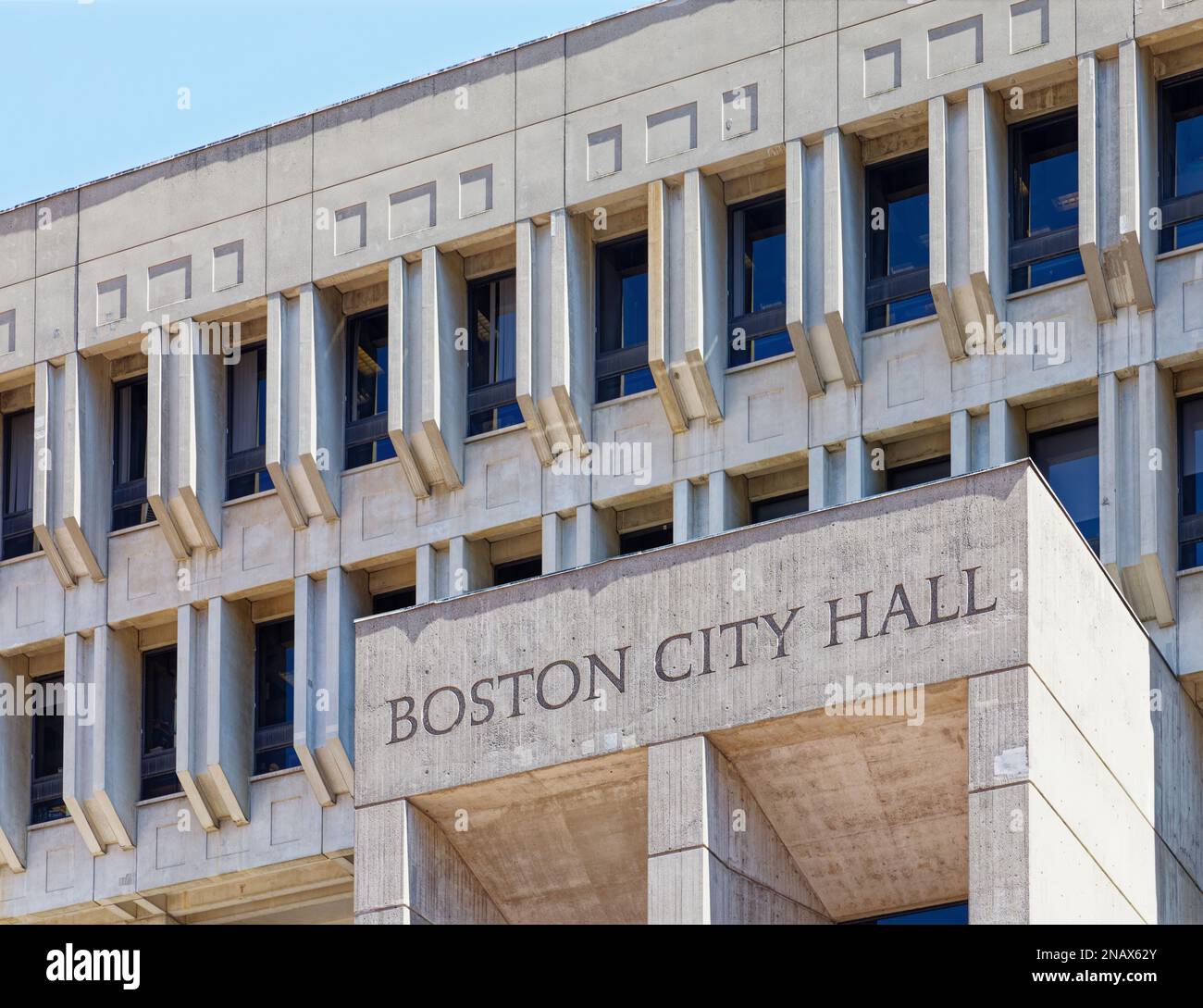 Boston Rathaus, Fassadendetails. Stahlbetonhalterungen verbinden freitragende Oberböden der freiliegenden Betonstruktur. Stockfoto