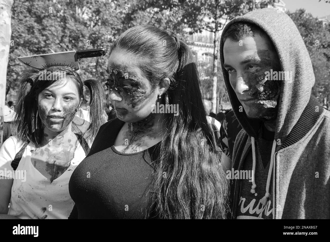 PARIS, FRANKREICH - 3. OKTOBER 2015: Drei junge Menschen nehmen an der Zombie-Parade am Place de la Republique Teil (einer davon mit Messer im Kopf). Zombie Stockfoto