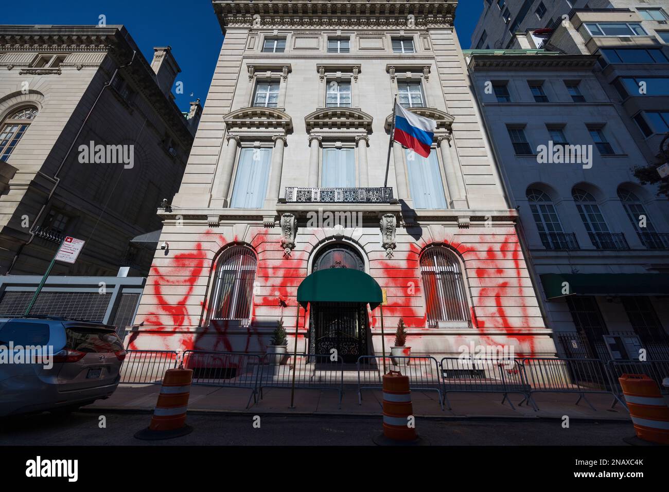 Zerstörte Fassade des Generalkonsulats der Russischen Föderation in New York Stockfoto