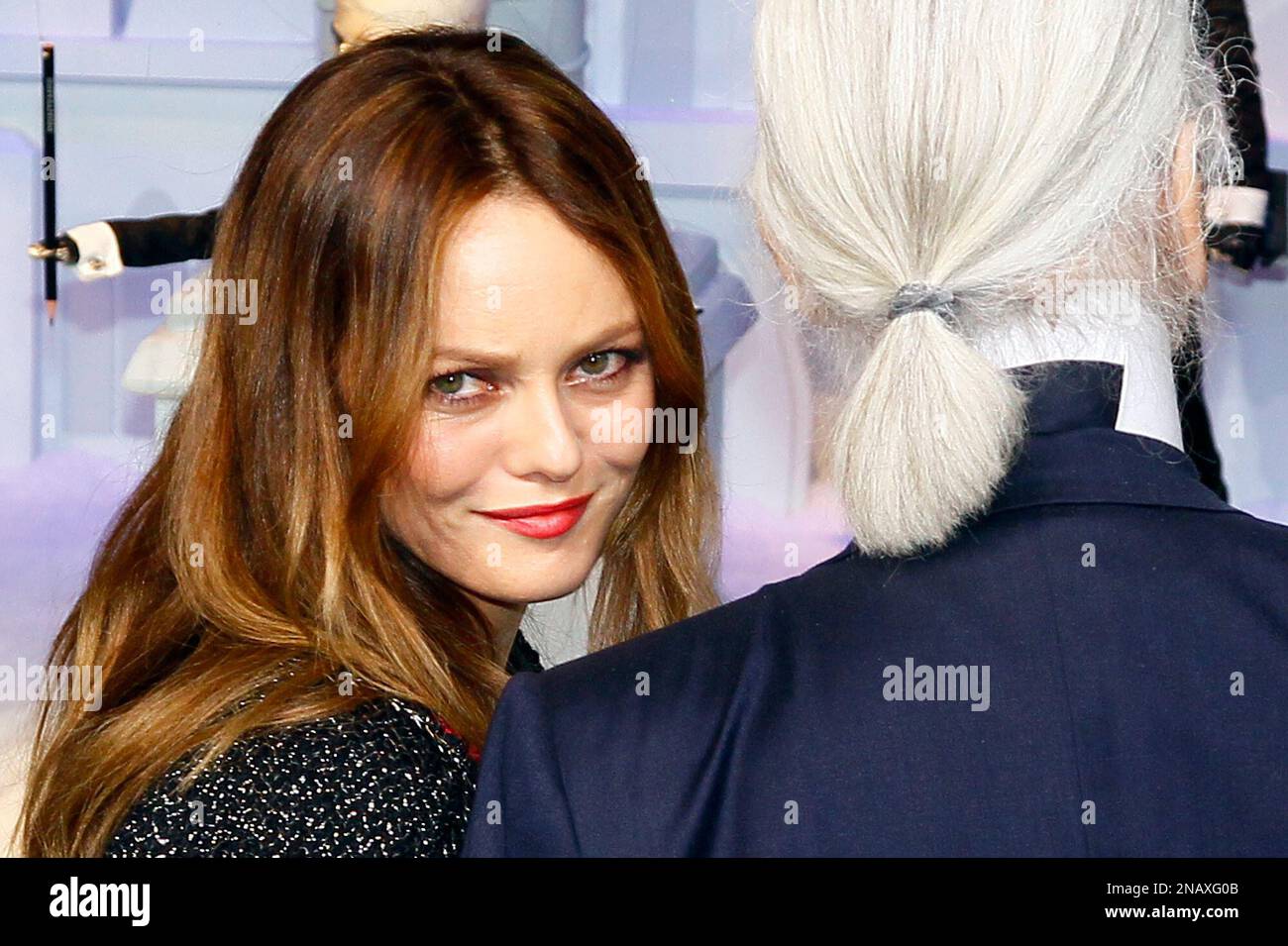 French actress and singer Vanessa Paradis, left, and fashion designer Karl Lagerfeld pose front of a Parisian department store unveiling its festive decorations in Paris, Wednesday, Nov. 9, 2011. (AP Photo/Francois Mori) Stockfoto