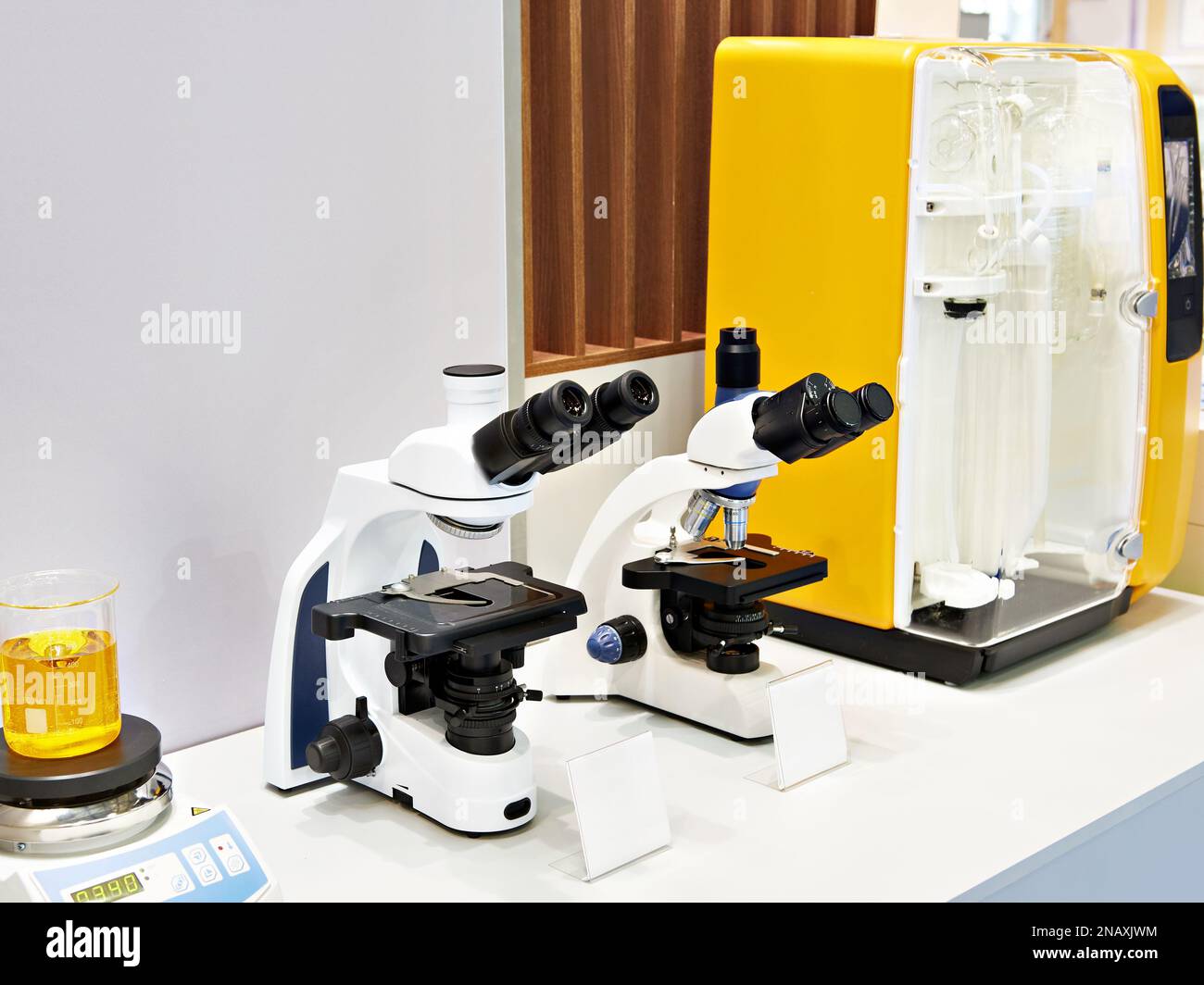 Stereomikroskope auf der Ausstellung chemischer Geräte Stockfoto
