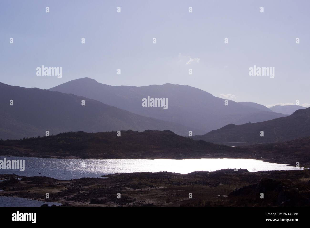 Traumhafter Blick auf Loch Cluanie, Schottland, mit den blauen Bergen von Glenshiel im Hintergrund Stockfoto