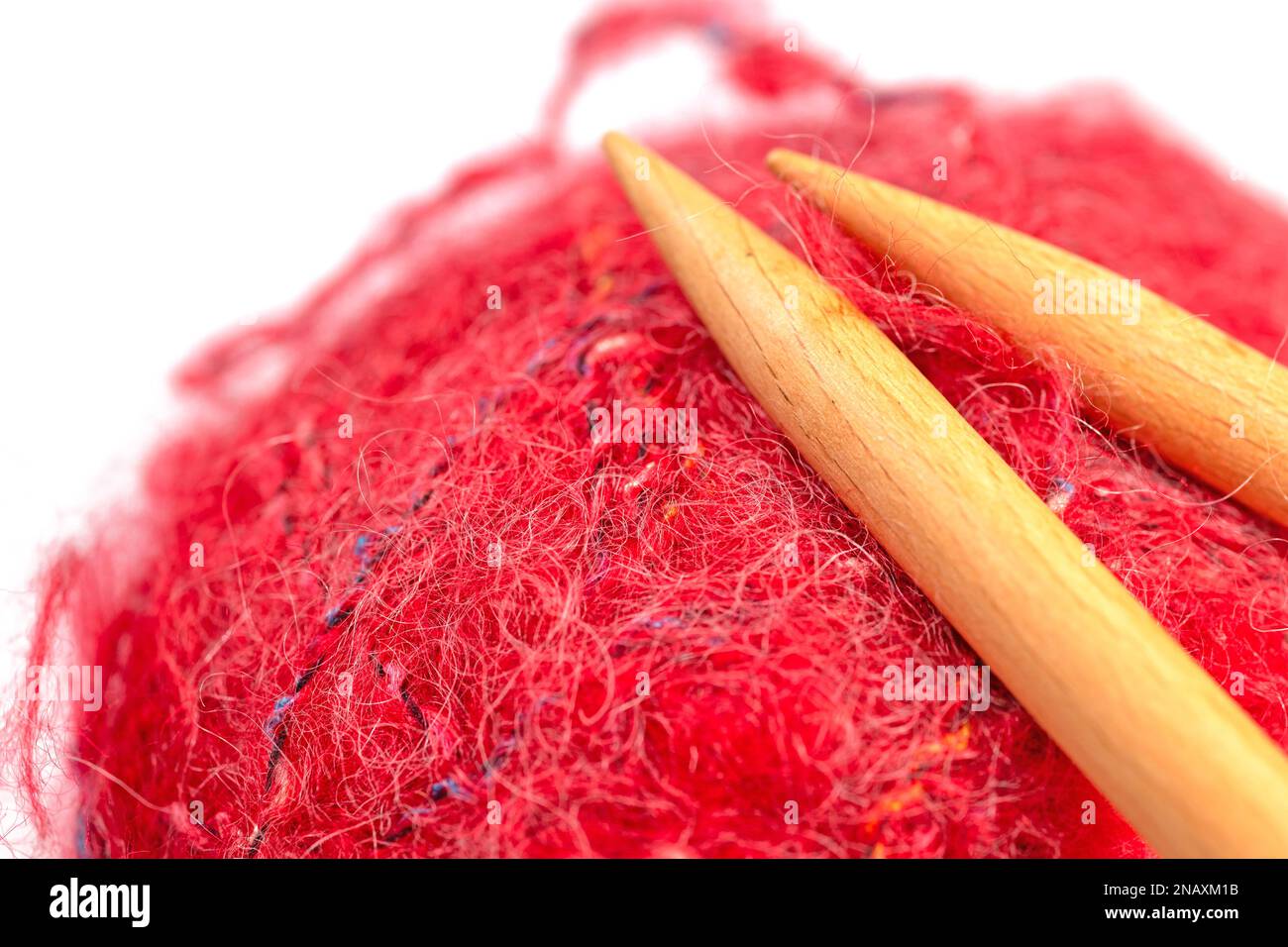 Rote Mohair-Wolle isoliert vor weißem Hintergrund Stockfoto