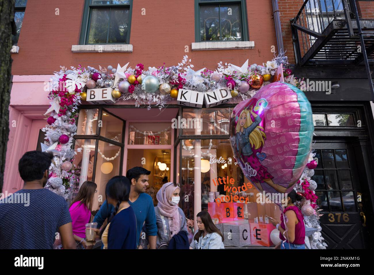 Wunderschöne Dekoration im Schaufenster von Little Words Projects in West Village, New York City Stockfoto