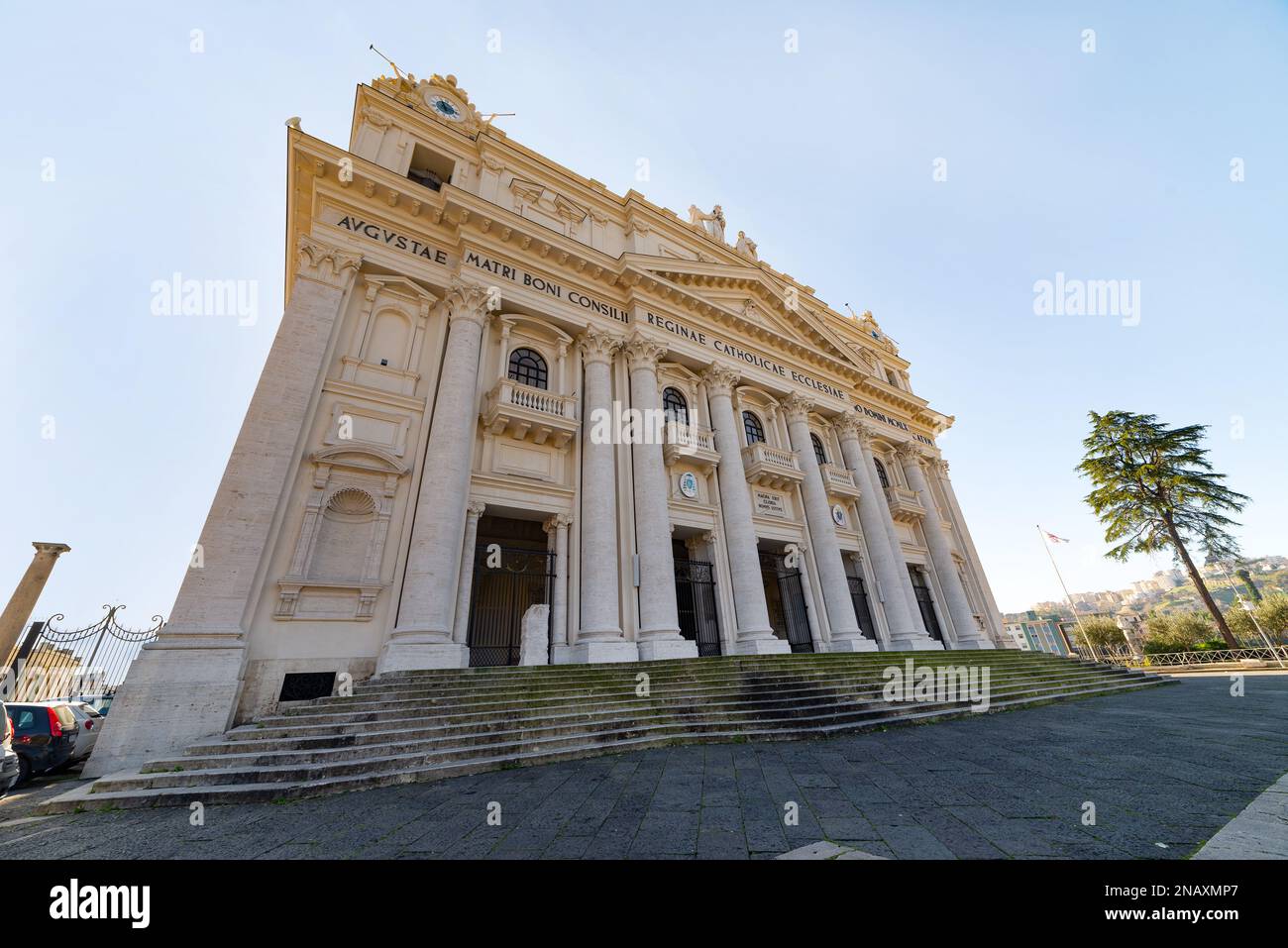 Neapel - Italien - 2. Februar 2023: Außenfassade der christlichen Basilika der Incoronata Madre del Buon Consiglio - Mutterbasilika des guten Counses Stockfoto