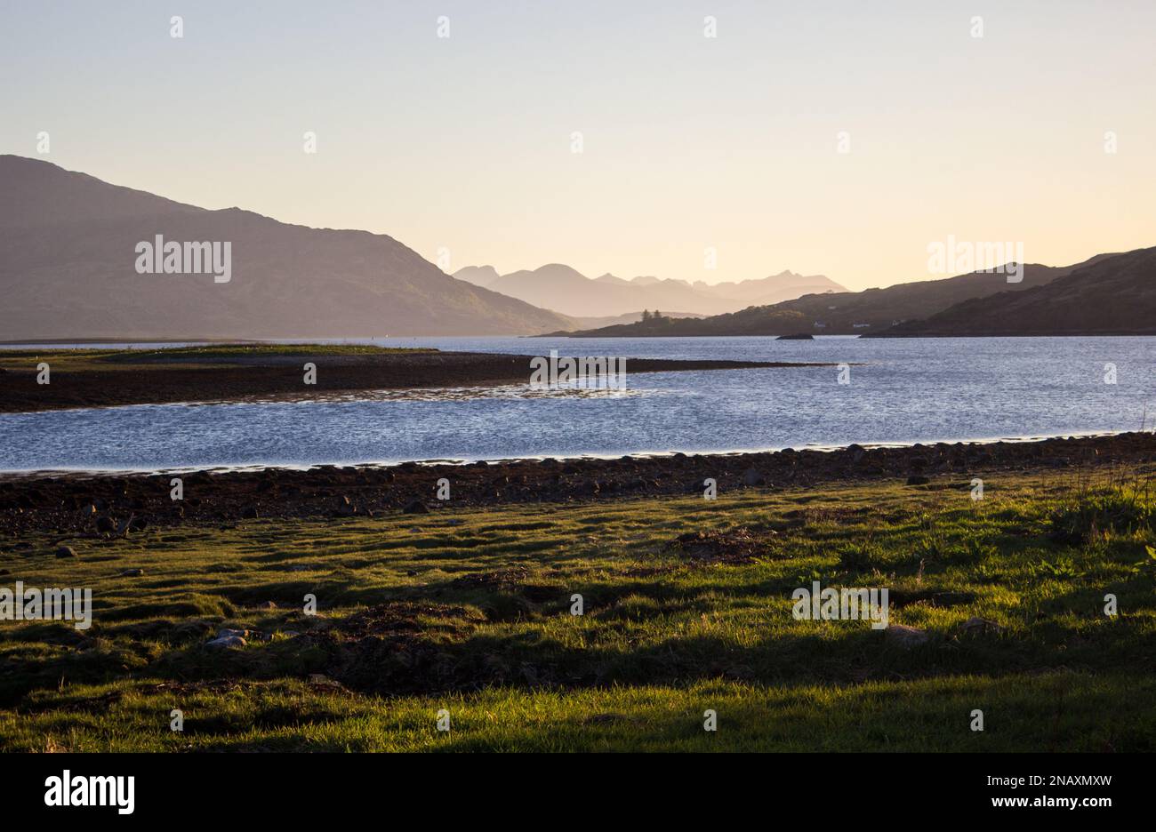 Bezaubernder Blick über Loch Duich, Schottland, mit den entfernten, trüben Bergen in der Dämmerung Stockfoto