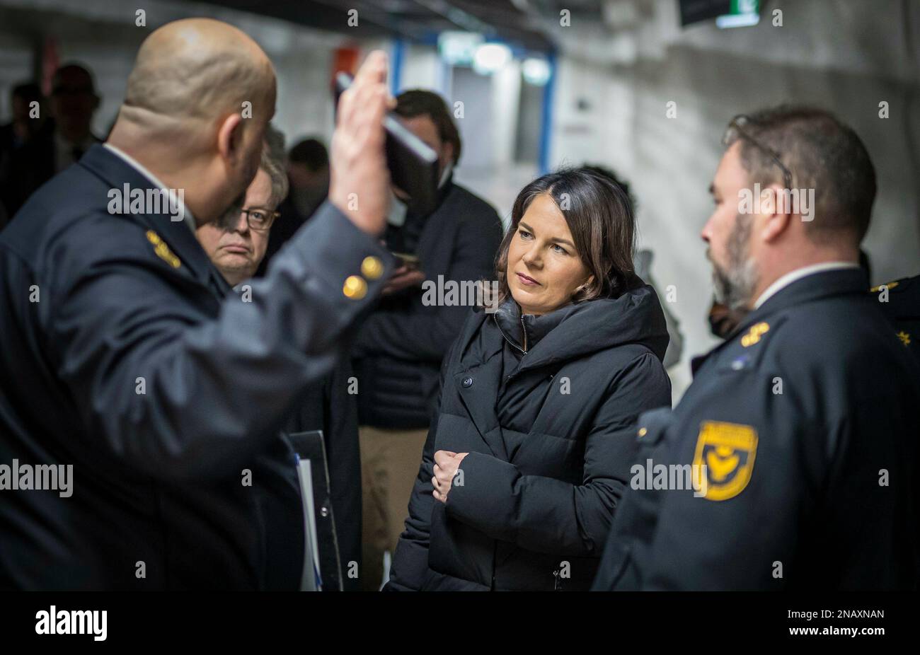 Helsinki, Finnland. 13. Februar 2023. Annalena Baerbock (Allianz 90/Grüne), Bundesaußenministerin, besucht eine Katastrophenschutzeinrichtung in Helsinki (hier mit Mitarbeitern des Rettungsdienstes). In den unterirdischen Bunkern gibt es Plätze für alle Einwohner von Helsinki. In friedlichen Zeiten werden die Säle u. a. als Sportanlagen genutzt. Kredit: dpa/Alamy Live News Stockfoto