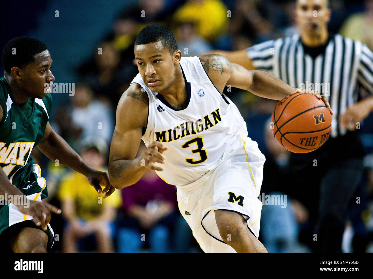Wayne State guard Cole Prophet, left, defends Michigan guard Trey Burke (3) in the second half of an exhibition NCAA college basketball game, Friday, Nov. 4, 2011, at Crisler Arena in Ann Arbor. Michigan won 47-39. (AP Photo/Tony Ding) Stockfoto