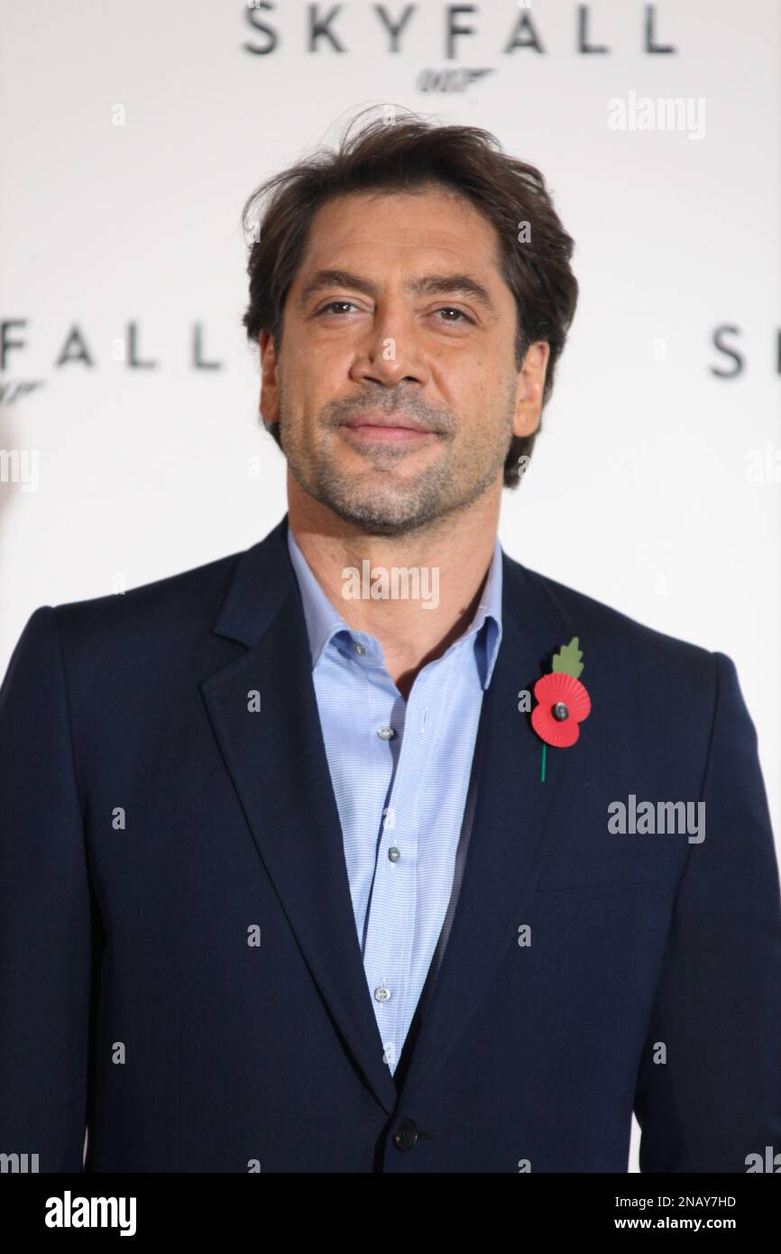 Actor Javier Bardem poses for photographs at a photocall for the new James Bond film, at a central London restaurant venue, Thursday, Nov. 3, 2011. The film is the 23 in the series, and goes into production on November 7, 2011. (AP Photo/Joel Ryan) Stockfoto