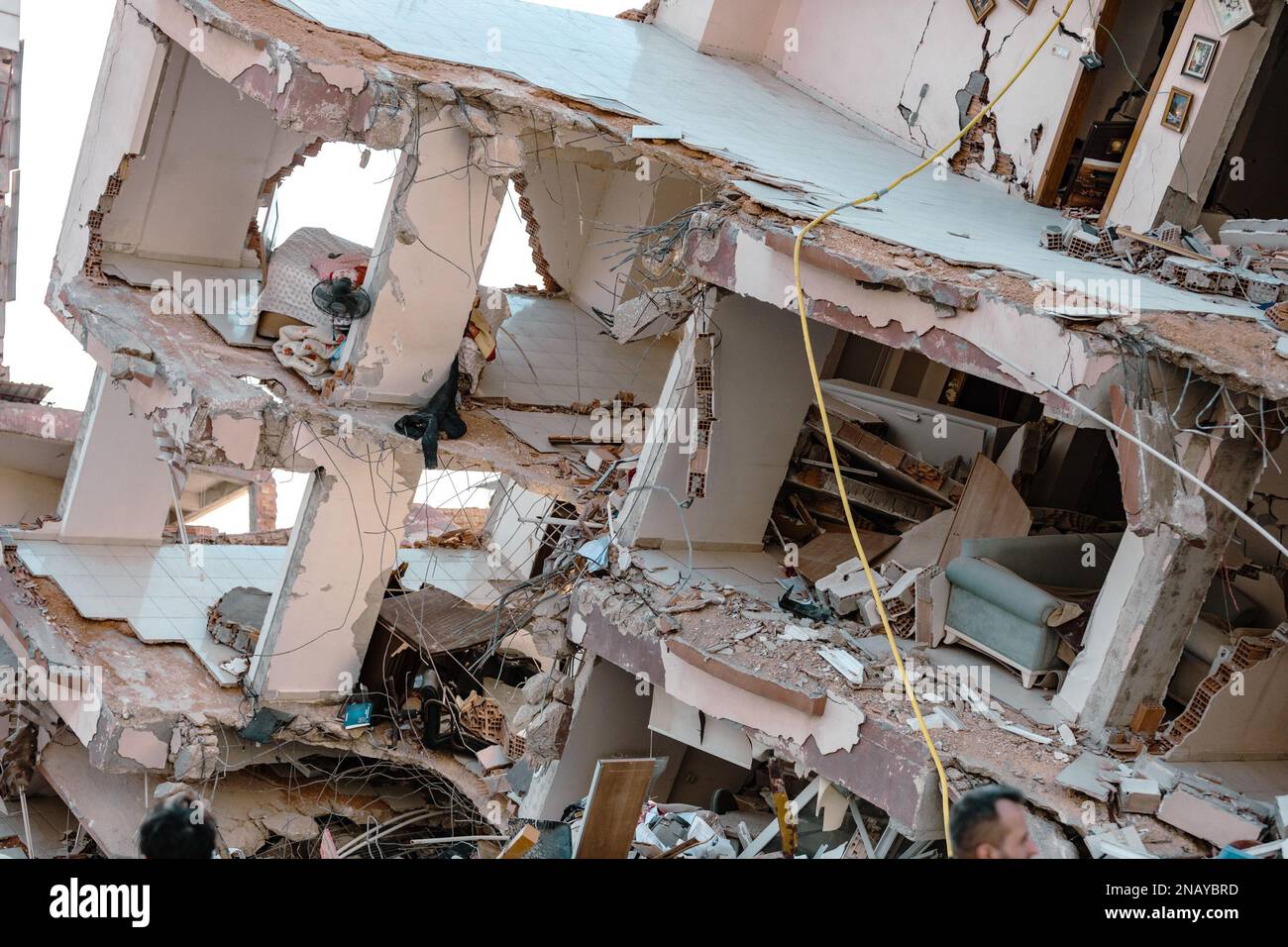 Antakya, Türkei. 11. Februar 2023. Die Szene eines eingestürzten Gebäudes in Hatay. Am 6. Februar 2023 gab es ein Erdbeben der Stärke 7,8 und ein weiteres Tremor der Größe 7,5 nur wenige Stunden später. Die beiden Erdbeben verursachten in der Südtürkei und im Norden Syriens weitverbreitete Zerstörungen mit einer Todesrate von über 34000 Todesopfern ab Montag. Kredit: SOPA Images Limited/Alamy Live News Stockfoto