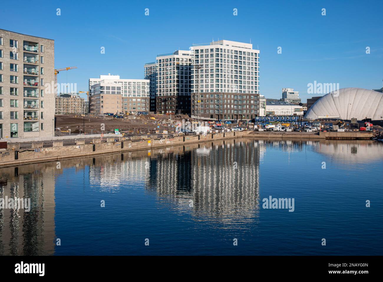 Neu gebaute Wohngebäude um das ehemalige Hafenbecken in Jätkäsaari oder im Bezirk Länsisatama in Helsinki, Finnland Stockfoto