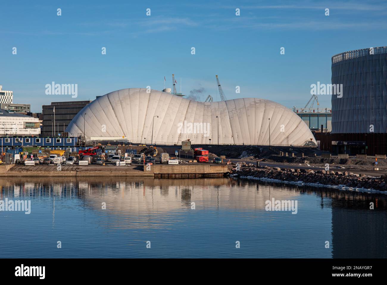 Luftgestützte Sporthalle ähnlich einer Made im Bezirk Jätkäsaari oder Länsisatama in Helsinki, Finnland Stockfoto
