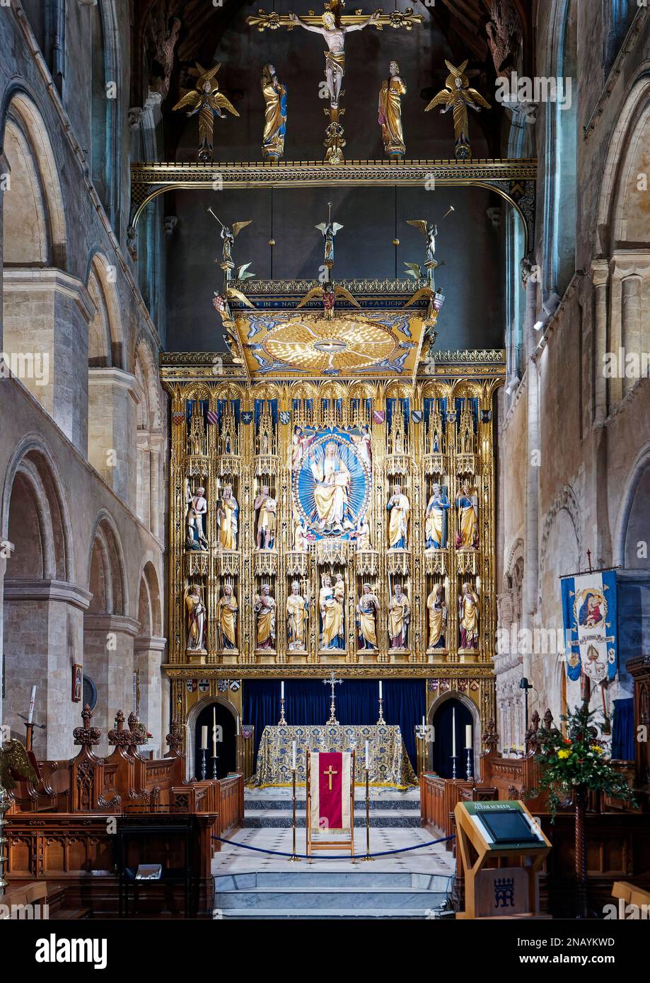 Das Schiff und der Chancel von Wymondham Abbey in Norfolk zeigen die normannische Architektur und die vergoldeten Reredos oder die Altarleinwand des Kriegsdenkmals von WW1. Stockfoto