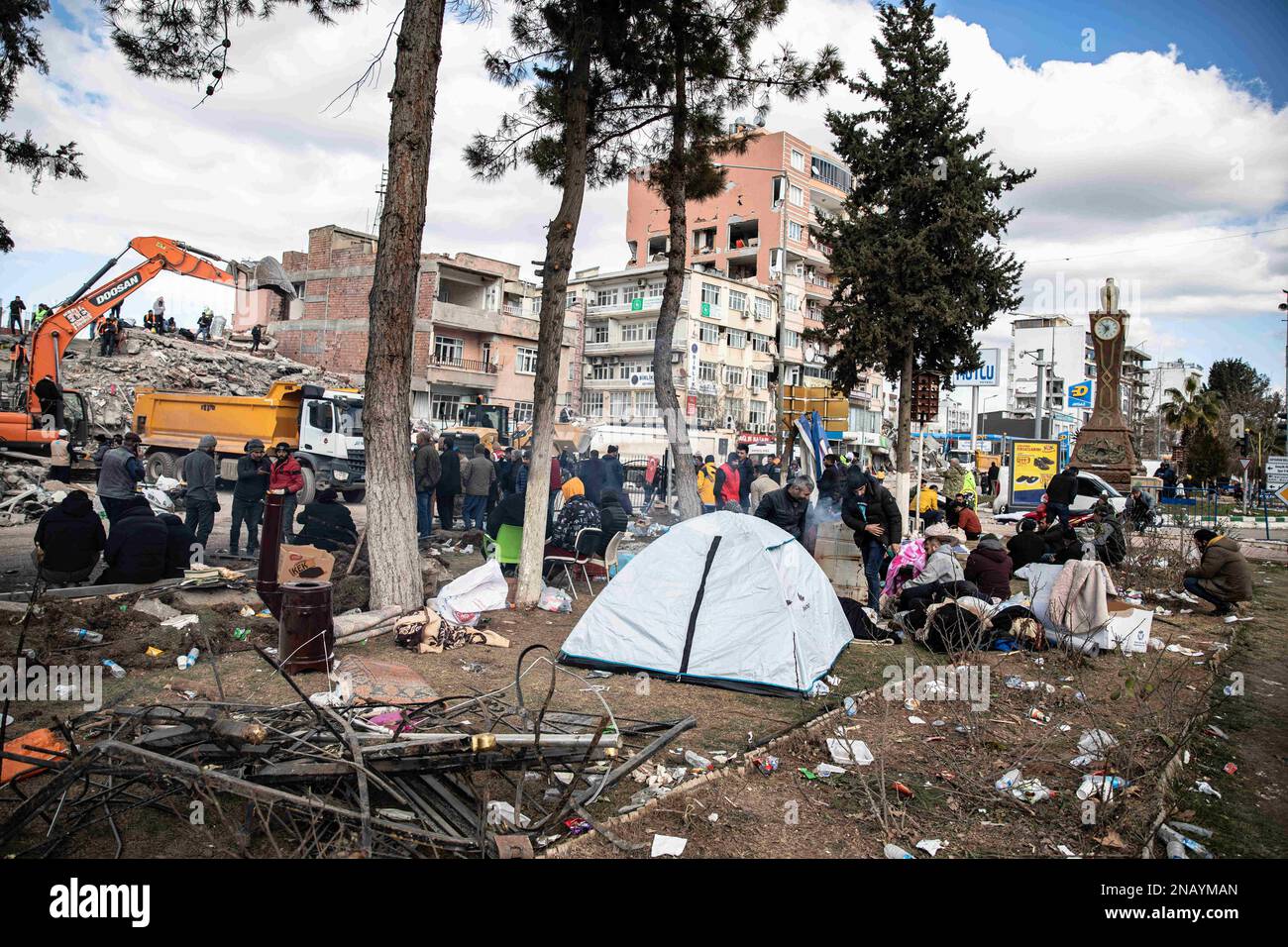 Adiyaman, Türkei. 10. Februar 2023. Menschen, die nach den Such- und Rettungsaktionen im Adiyaman Clock Tower auf der Straße lebten. Die Türkei und Syrien haben die schwersten Erdbeben erlebt, von denen die Region seit fast einem Jahrhundert heimgesucht wurde. Nach einem Erdbeben der Stärke 7,7 in der Südosttürkei kam es im Norden Syriens zu einem Erdbeben der Stärke 7,6. Es wird berichtet, dass mehr als 30.000 Menschen durch die Erdbeben ihr Leben verloren haben und die Zahl der Todesopfer weiter steigt. (Credit Image: © Onur Dogman/SOPA Images via ZUMA Press Wire) NUR REDAKTIONELLE VERWENDUNG! Nicht für kommerzielle USAG Stockfoto