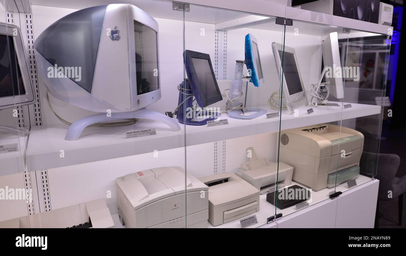 Warschau, Polen. 10. Februar 2023 Im Apple Museum. Apple Studio Display-Monitore. Stockfoto