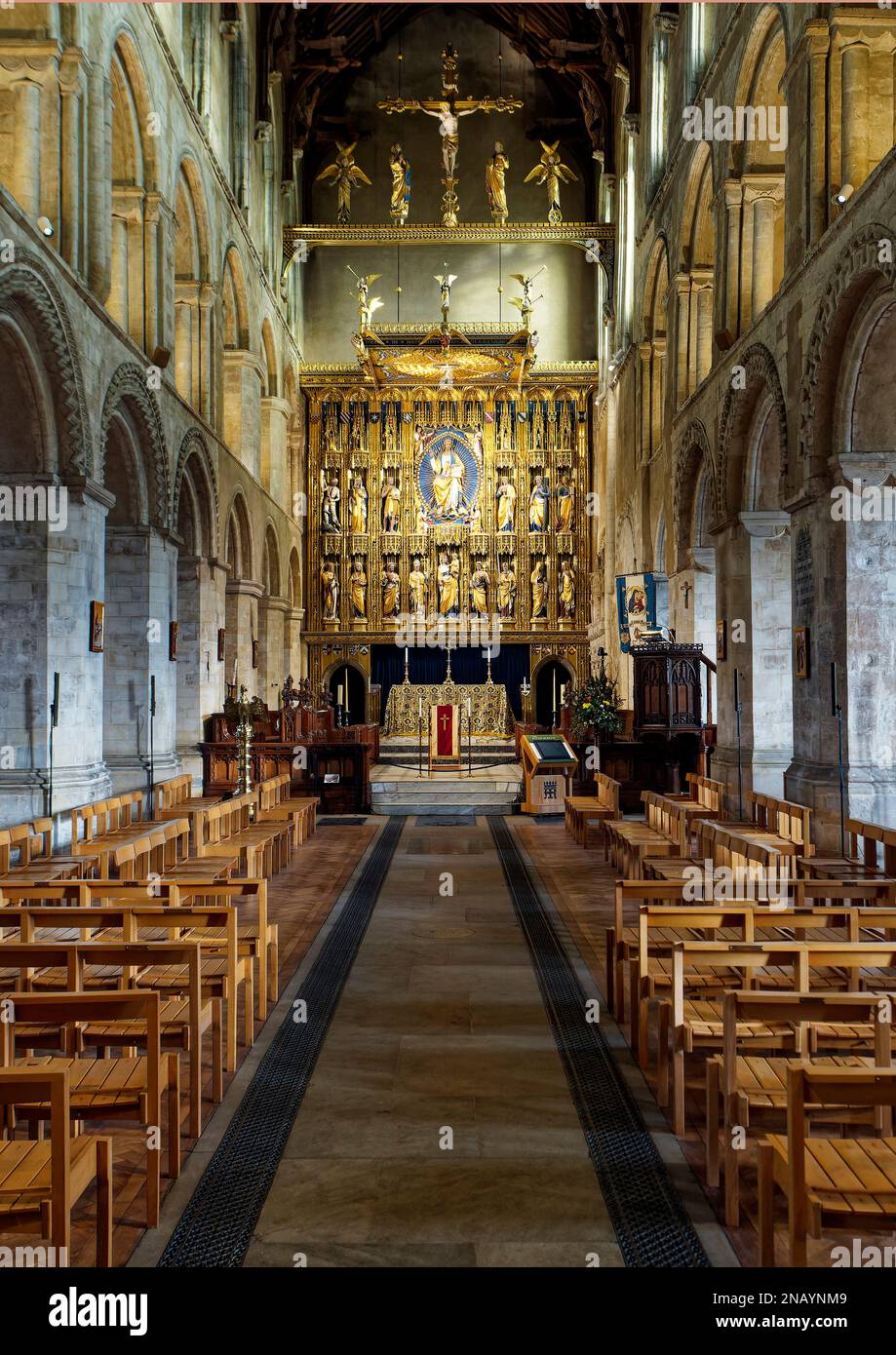 Das Schiff und der Chancel von Wymondham Abbey in Norfolk zeigen die normannische Architektur und die vergoldeten Reredos oder die Altarleinwand des Kriegsdenkmals von WW1. Stockfoto