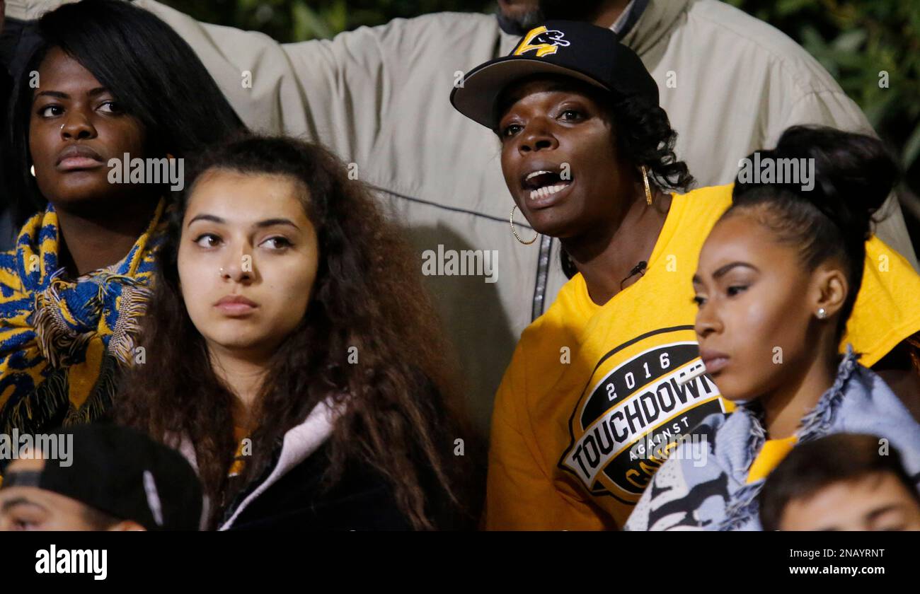 Tianna Hicks mother of Antioch high school star running back Najee Harris cheers from the stands as the Antioch Panthers high school football team takes on the Spartans of De La Salle in Concord, California on Fri. Sept. 23, 2016. (Michael Macor/San Francisco Chronicle via AP) Stockfoto