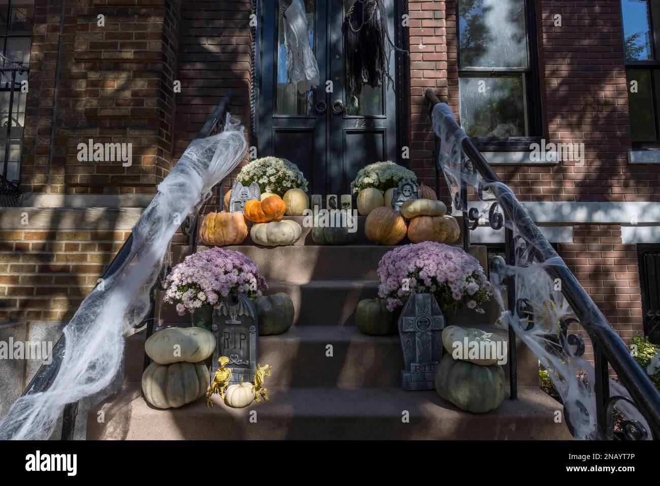 Halloween-Kürbisse werden in Upper East Manhattan 2022 zum Verkauf angeboten Stockfoto