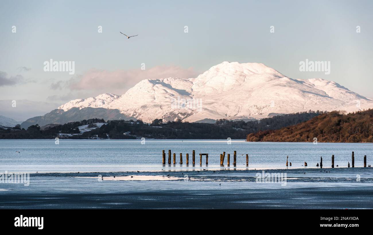 Loch Lomond mit Ben Lomond im Hintergrund ist ein winterliches Wunderland Stockfoto